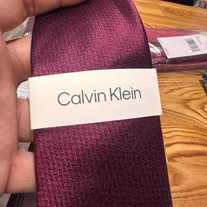 New Calvin Klein Men's Textured Wine-Red Tie
